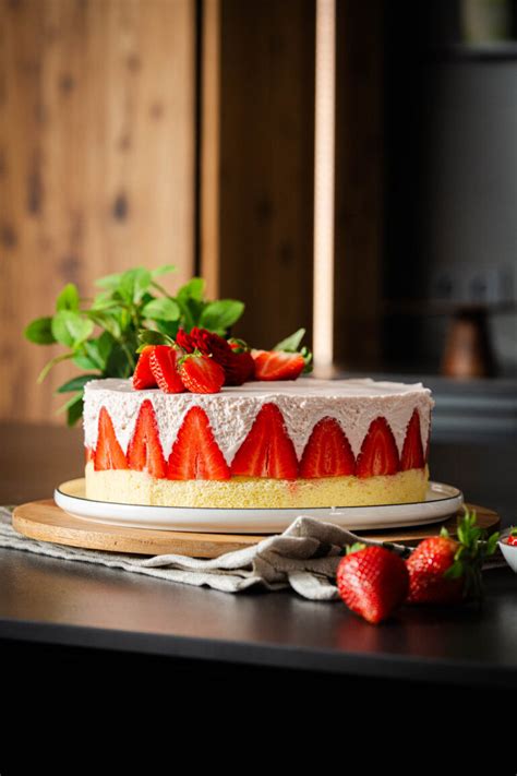 Fotoidee: Anschnitt einer Erdbeer-Lukullus-Torte mit Biskuit und Creme