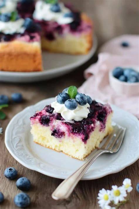 Fotoidee: FODMAP-Quarkkuchen mit Zitronenzesten und Heidelbeeren auf Teller