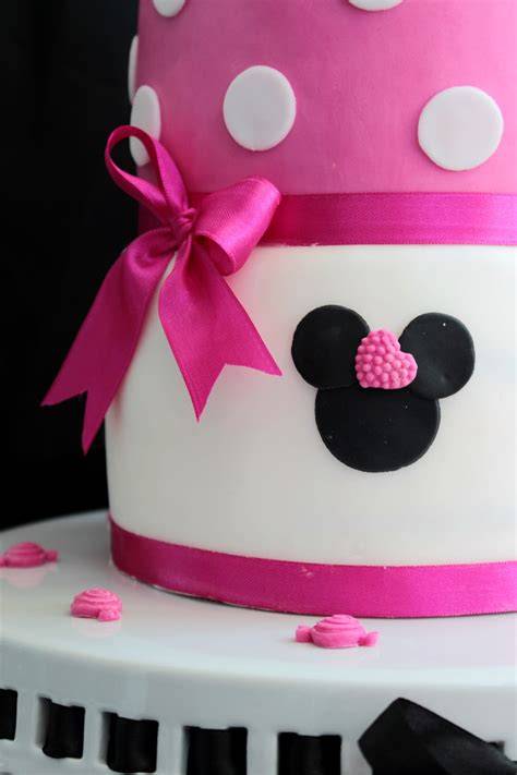 Fotoidee: Fertige Minnie Maus Torte mit rosa Rosetten und goldener Schleife