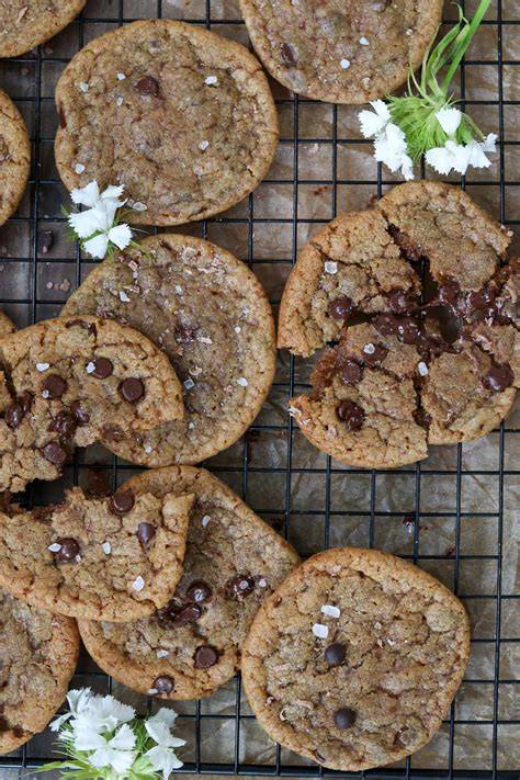 Fotoidee: Frische Cannabis-Schoko-Cookies auf Abkühlgitter mit Schokostückchen