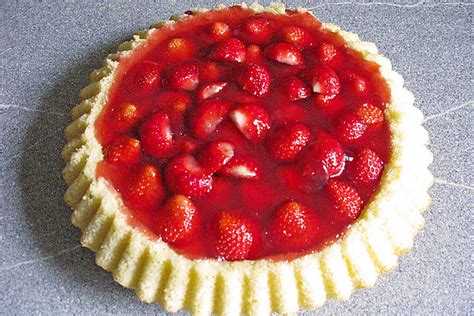 Fotoidee: Glänzende Erdbeertorte auf blindgebackenem Mürbeteigboden