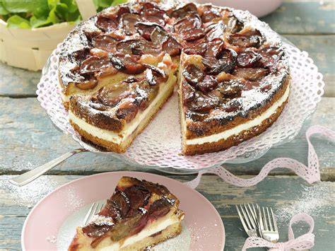 Fotoidee: Perfekter Anschnitt einer Pflaumen-Joghurt-Torte, dünnes Messer, saubere Schichten