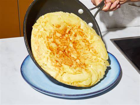 Fotomontage: Kuchen stürzen mit Teller, zurück in die Pfanne gleiten lassen, Servieren am Tisch
