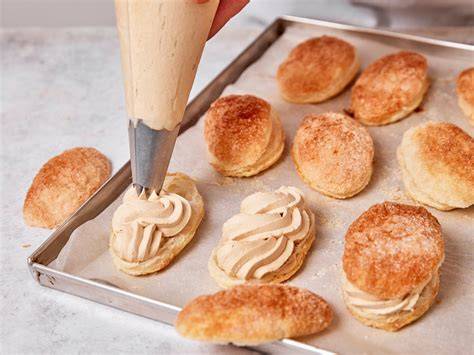 Fotostrecke: Biskuit backen, Böden teilen, Füllung aufspritzen