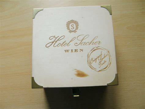 Fotostrecke: Café Sacher Wien, Schokoladensiegel „Hotel Sacher Wien“, Verpackung in Holzkistchen