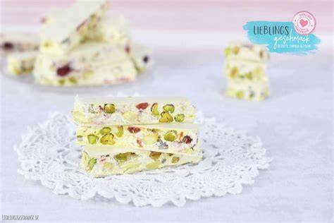 Fotostrecke: Holzrahmen, geschnittener weißer Nougat, Verpackung