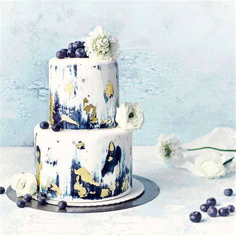 Fotovorlage: R2-D2 Torte mit blau-silbernem Fondant und Modellierteilen