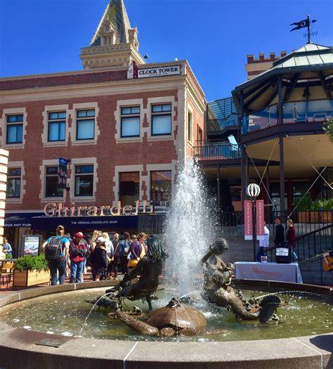 Fountain Plaza am Ghirardelli Square mit Springbrunnen