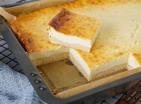 Fränkischer Käsekuchen auf einem Blech, angeschnitten