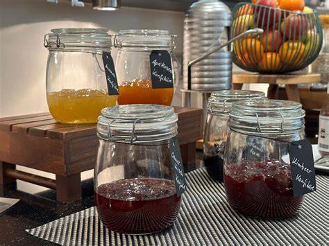 Früchte und Marmeladengläser auf einem Frühstückstisch