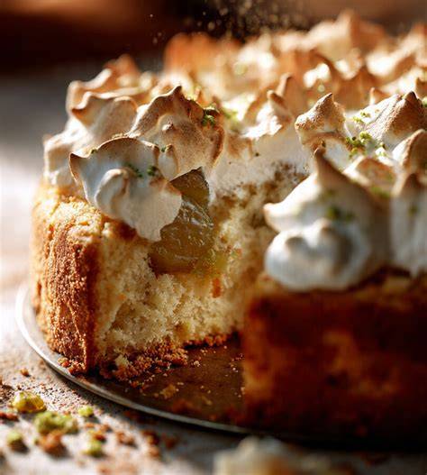 Früchte-Baiser-Kuchen mit goldbrauner Baiserhaube