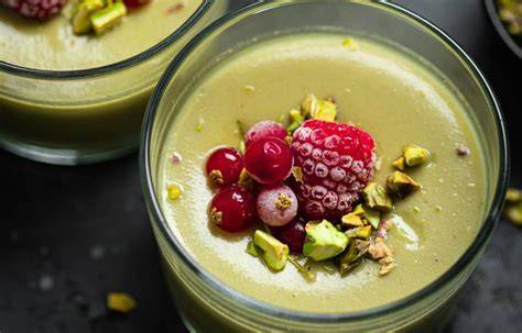 Früchte-Quark-Kuchen mit Panna Cotta und Pistazien