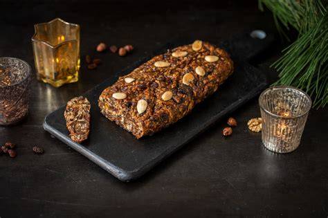 Früchtebrot: Anschnitt mit Trockenfrüchten und Nüssen