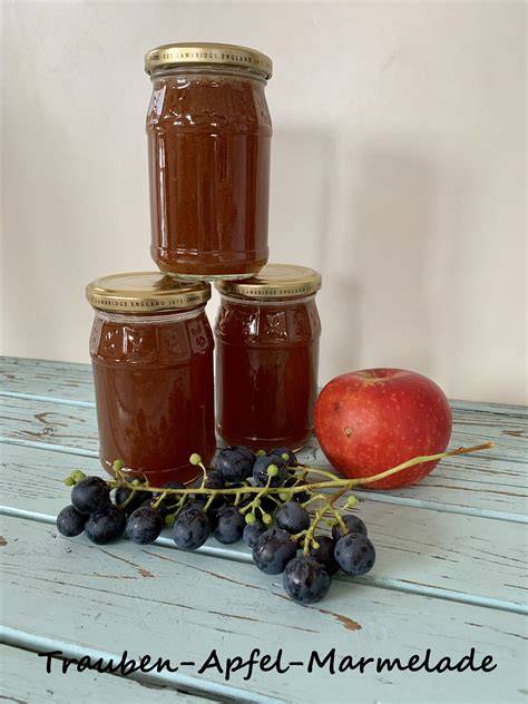 Früchtige Traubenmarmelade in Gläsern mit Etiketten