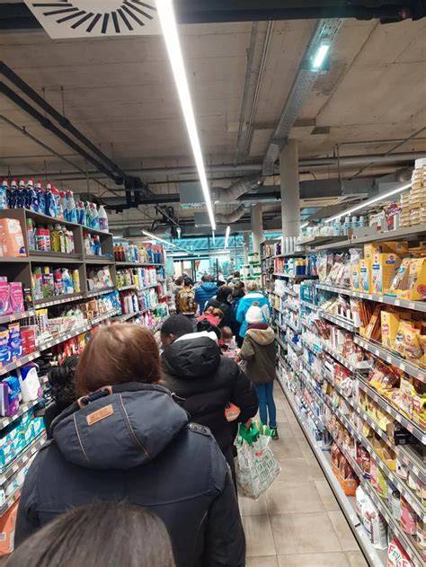 Frühe Warteschlange vor Supermarktregal