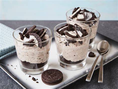 Frühlingshafte Dekoration Oreo-Dessert im Glas