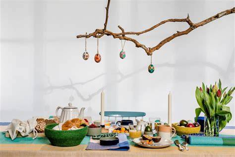Frühlingshafte Ostertafel mit Eierlikörkuchen