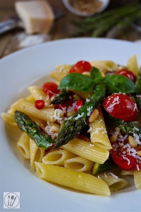 Frühlingshafte Pasta mit karamellisiertem grünem Spargel und Pinienkernen