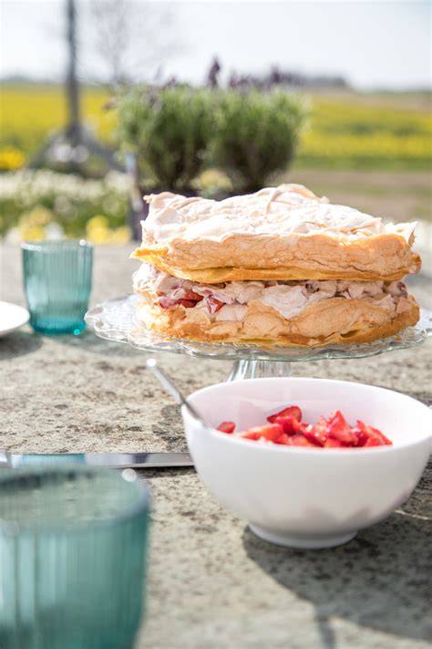 Frühlingshafte Tortendeko mit Erdbeeren und Sahnetuffs