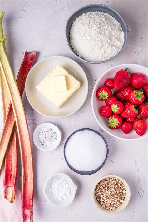 Frühlingshafte Zutaten: Erdbeeren, Rhabarber und Streusel - Zutaten-Flatlay