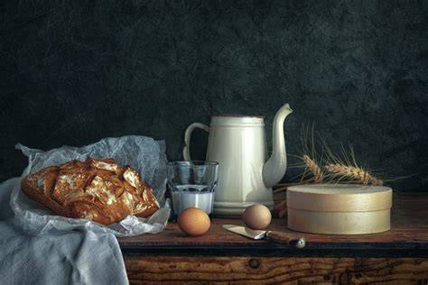 Frühlingshaftes Stillleben mit frischem Rhabarber, Eiern, Butter, Mehl und Kastenform