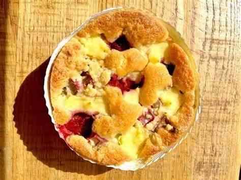 Frühlingskuchen mit Erdbeeren und Rhabarber