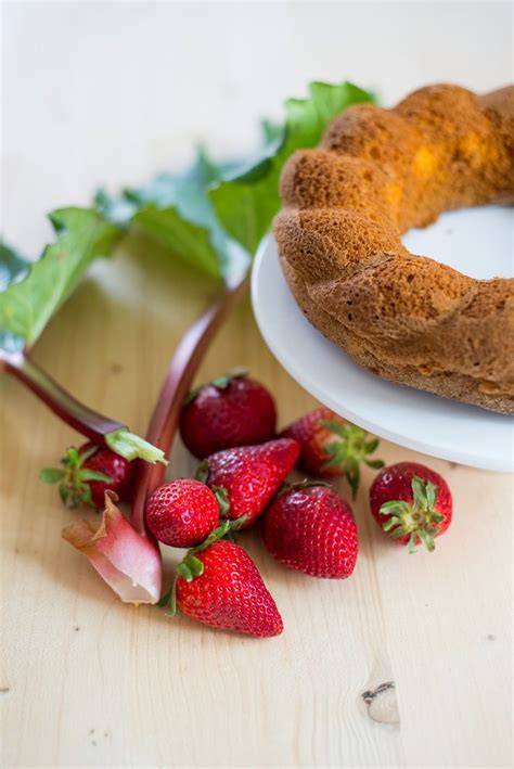 Frühlingskuchen mit Rhabarber und Erdbeeren