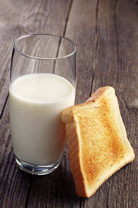 Frühstück: Toast mit Kirsch-Zitronen-Marmelade und einem Glas Milch