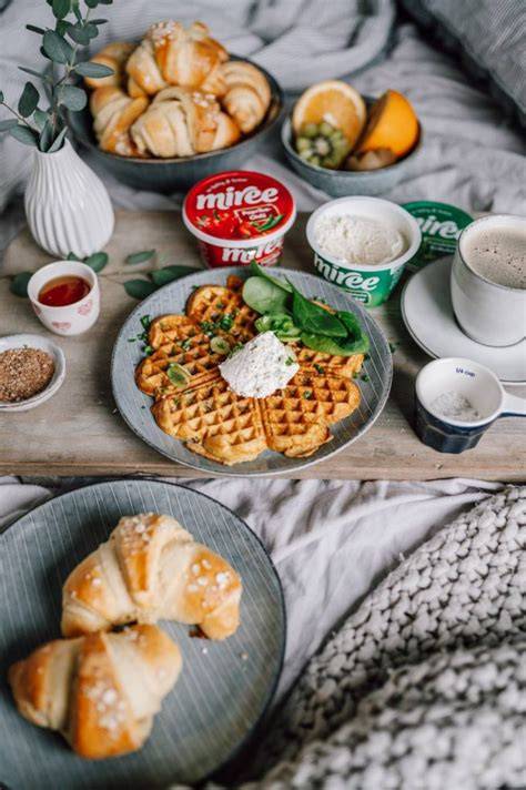 Frühstück im Bett: Kaffee, Quarkhörnchen, Dips und Omelette-Waffeln