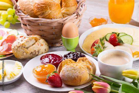 Frühstück mit Brötchen und Rhabarber-Bananen-Marmelade