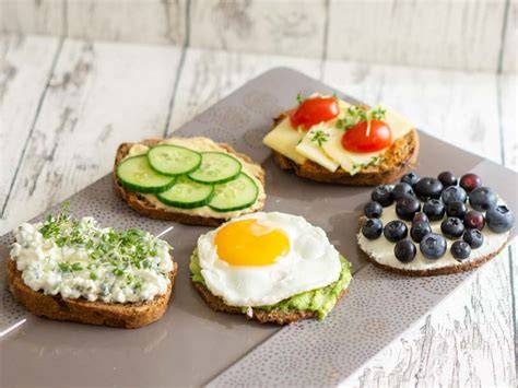 Frühstück mit Johannisbeer-Kiwi-Marmelade, Brot und Joghurt