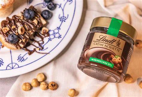 Frühstück mit Lindt Crème Noisette auf Toast