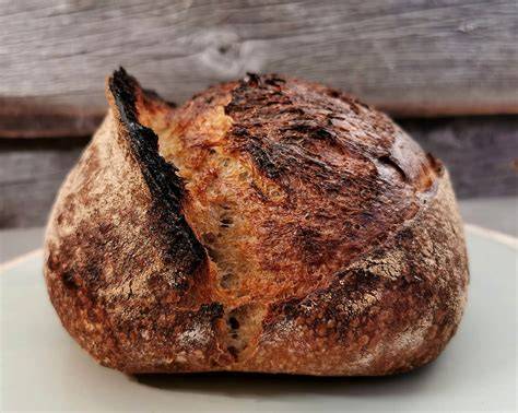 Frühstück mit Sauerteigbrot und selbstgemachter Schokocreme