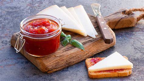 Frühstück mit Tomatenmarmelade und Käse im Café