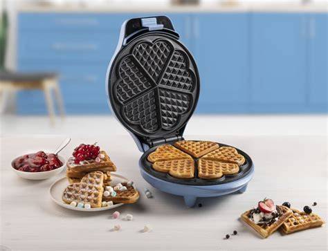 Frühstück mit dünnen Herzwaffeln und passendem Waffeleisen