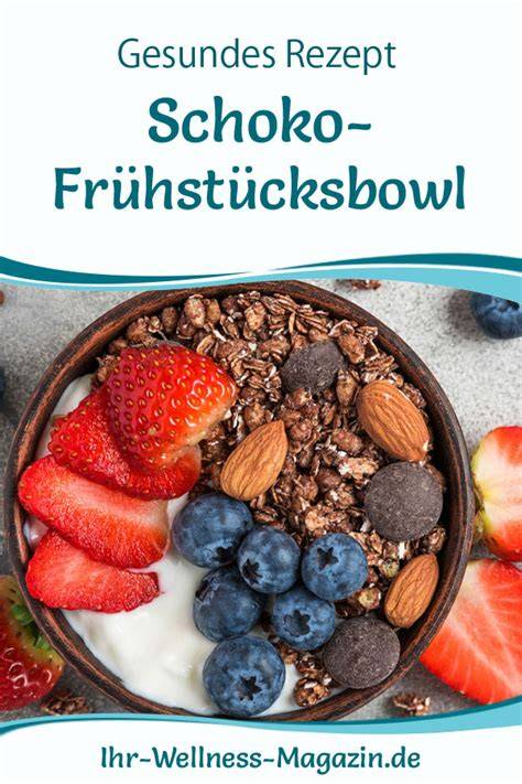 Frühstücksbowl mit veganem Schoko-Granola, Blaubeeren und Banane