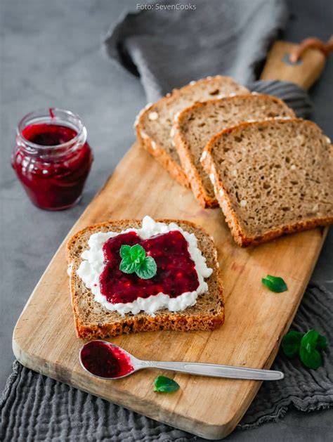 Frühstücksbrot mit Frischkäse, Marmelade und Minze