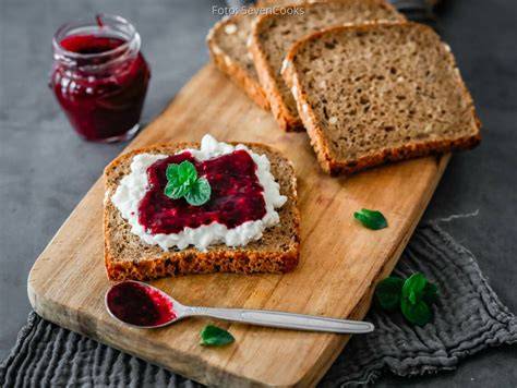 Frühstücksbrot mit Hüttenkäse und Brombeermarmelade