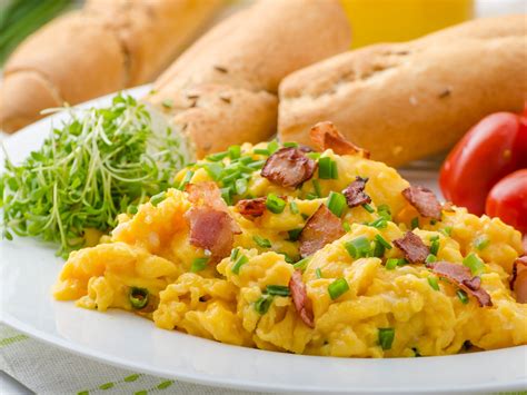 Frühstücksbuffet mit Lachs, Rührei, Speck, Ahler Wurscht, Käse, Antipasti