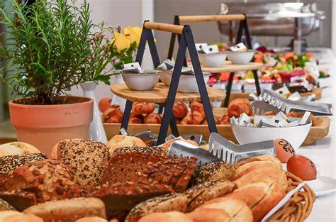 Frühstücksbuffet mit Mini-Marmeladenportionen und Hygieneverpackungen