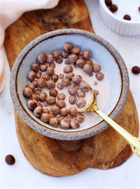 Frühstückscerealien mit Schoko-Crispys in einer Schale Milch
