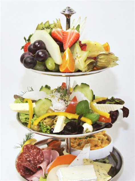 Frühstücksetagere im Anna Blume mit Lachs, Eiern und Obst