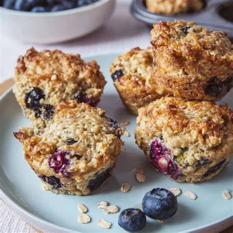 Frühstücksmuffins mit Haferflocken, Joghurt und Honig auf einem Küchengitter