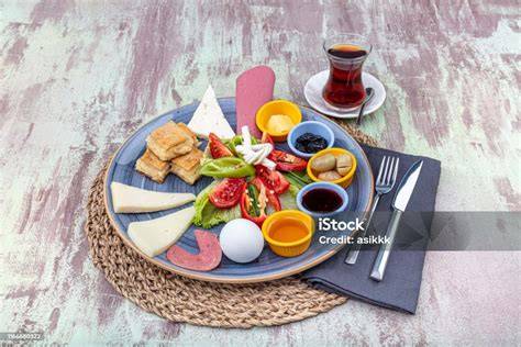 Frühstücksplatte und Waffelteller auf Holztisch in Bielefeld