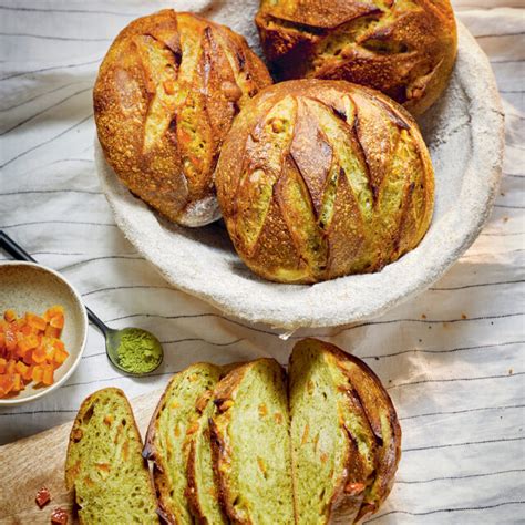 Frühstücksszene: Brot mit Sanddorn-Holunder-Aufstrich, Tee und Orangen