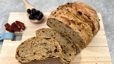 Frühstücksszene: knuspriges Brot mit Rhabarber-Ginger-Ale-Konfitüre, Tee und frische Früchte