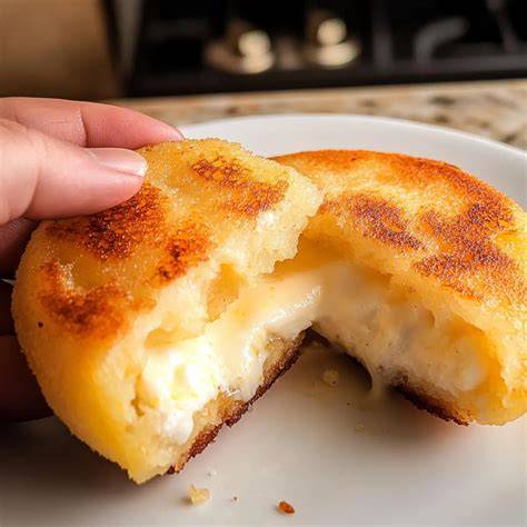 Frühstücksszene in Bogotá: Schokolade, Käse, Arepas