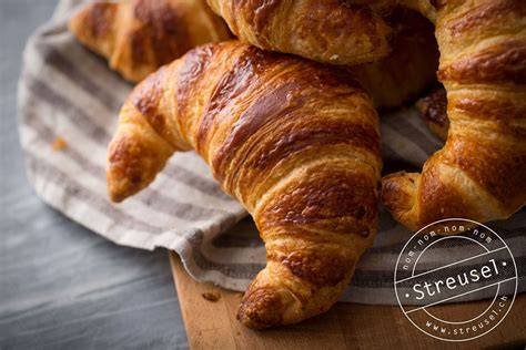 Frühstücksszene mit Gipfeli in Schweizer Umgebung