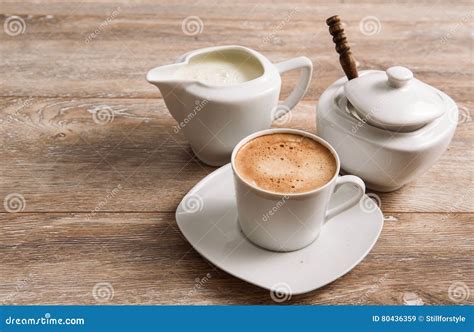 Frühstücksszene mit Kaffee, Milch und Zucker