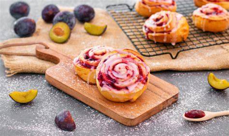 Frühstücksszene mit frisch gebackenen Hefeschnecken und Marmelade